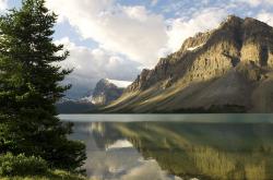 开云体育在线-赛道上的悬念与篮球场上的对弈，汉密尔顿强势回归，拉文带领公牛击败猛龙