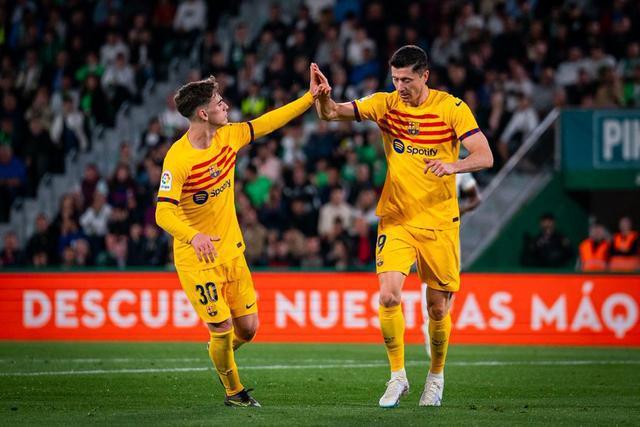 拜仁绝地反击乌拉圭，阿尔巴送出助攻