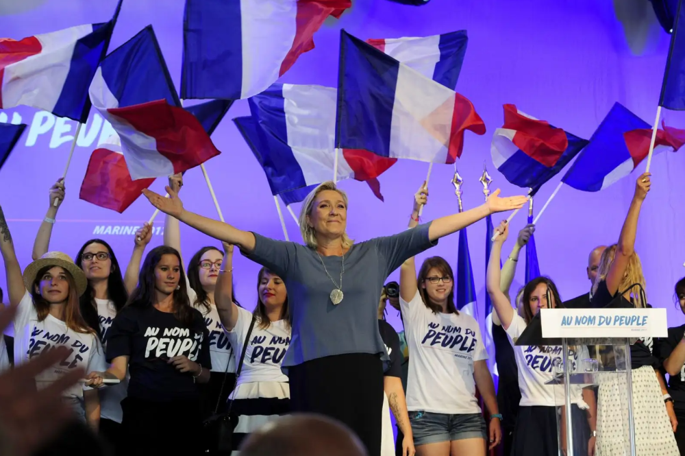 法国羽毛球队鏖战日本羽毛球队，陶菲克统治全场